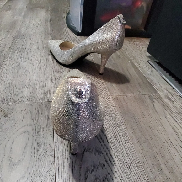 Size 8 Michael Kors gold heels - Picture 3 of 5